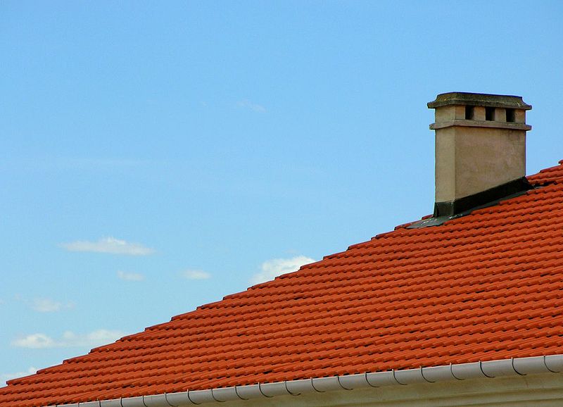 Un abergement permet à une cheminée d'être reliée à un toit sans que des infiltrations se produisent. © Jurek Durczak, CC BY 2.0, Wikimedia Commons