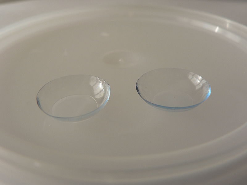 L'ophtalmologue Adolf Eugène Fick conçoit dans son laboratoire la première lentille de contact qui permet de corriger la vue en épousant la forme de l'œil. © Nieuw, CC BY-SA 3.0, Wikimédia Commons