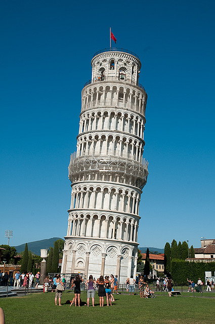 L’inclinaison célèbre de la tour de Pise est due à un affaissement du terrain marneux sur lequel elle est construite. © Sébastien Donato CC by-nc-sa 2.0
