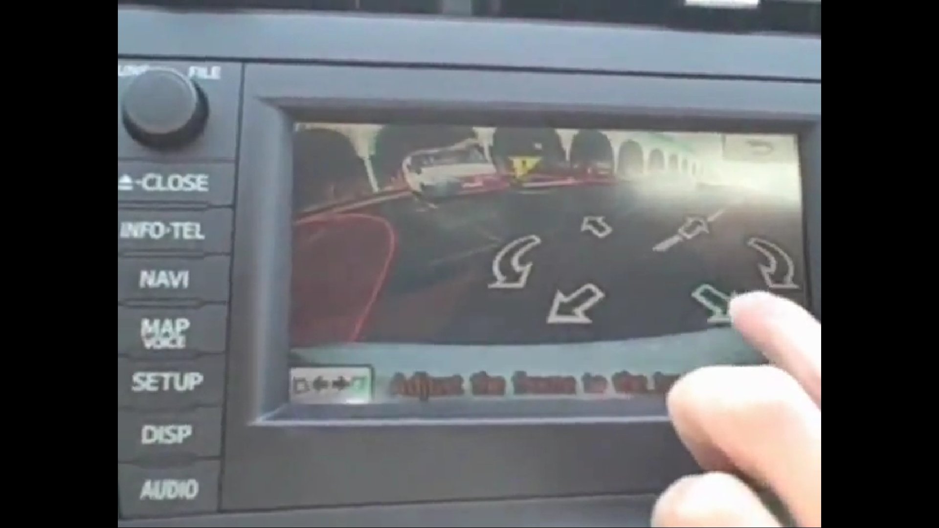 Le système d'assistance au stationnement de Toyota : une caméra filme l'environnement quand le conducteur a repéré une place possible. L'ordinateur de bord présente sur l'écran les différentes options possibles pour garer le véhicule. Le conducteur choisit et la manœuvre est alors effectuée automatiquement. © Toyota