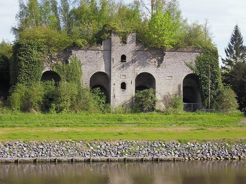 Ruines d’un ancien four à chaux servant à amender les sols trop acides. © J-P Cuvelier, Wikimédia domaine public