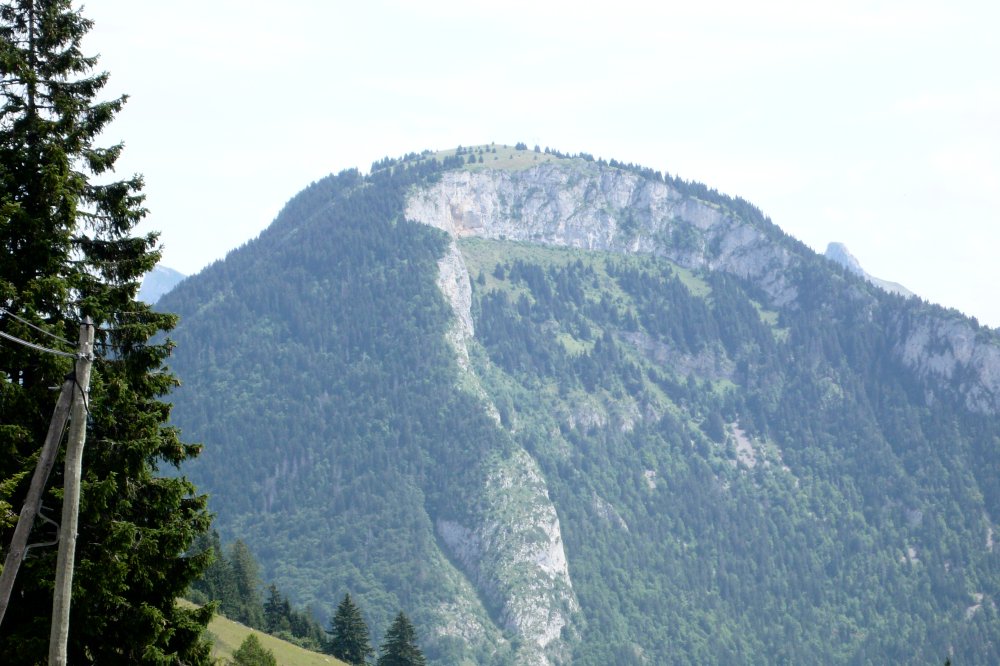 La pointe d'Autigny, vue d'Abondance (Haute-Savoie), dans la vallée de la Durance. Un éboulement a découvert l'anticlinal. © Jean-Luc Goudet/Futura-Sciences