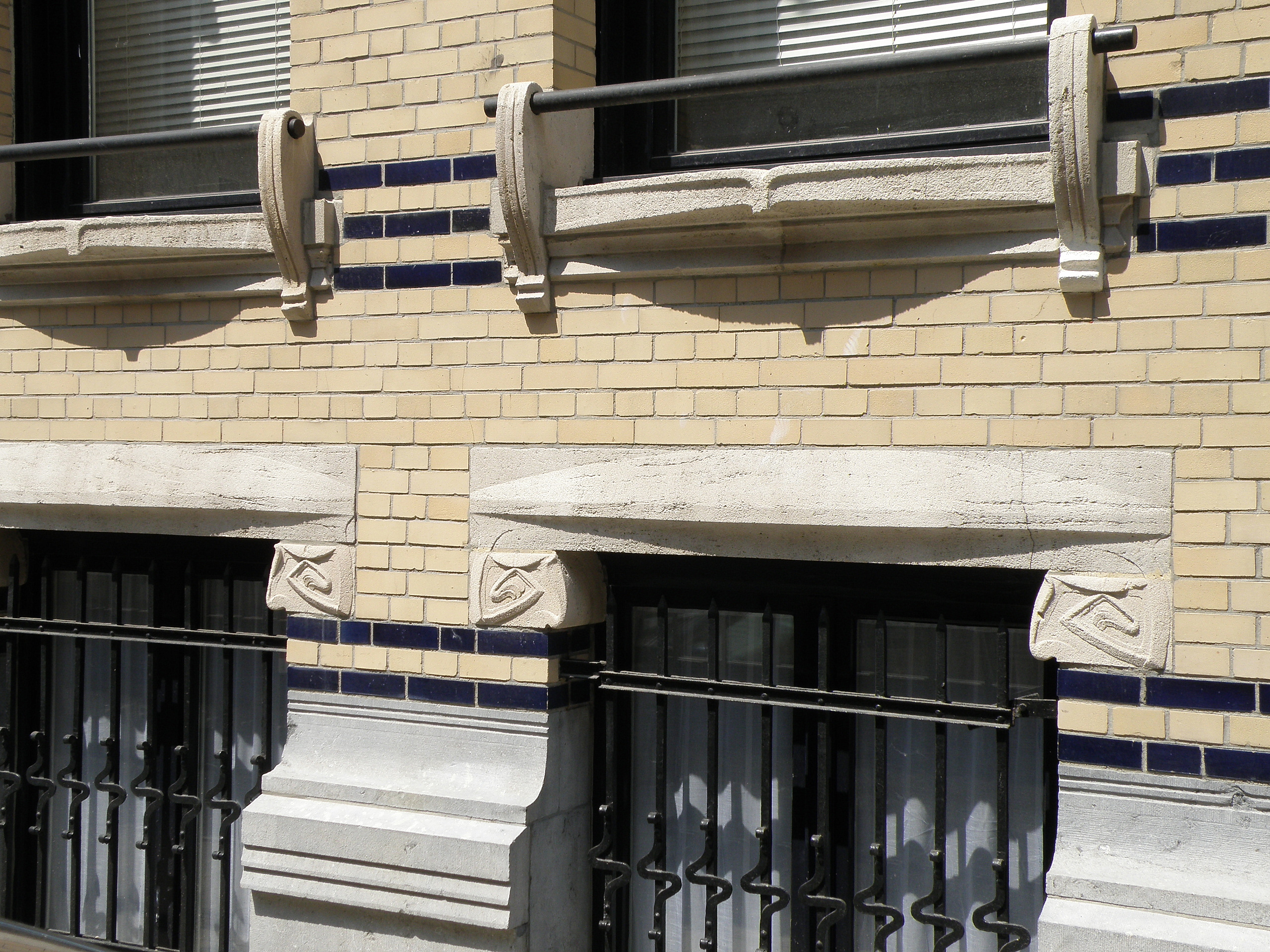 L'appui de baie est la partie maçonnée sur laquelle la fenêtre est posée. On voit ici un appui de fenêtre d'une maison de style Art nouveau située en Belgique. © Torsades de Pointe, Domaine public, Wikimedia Commons