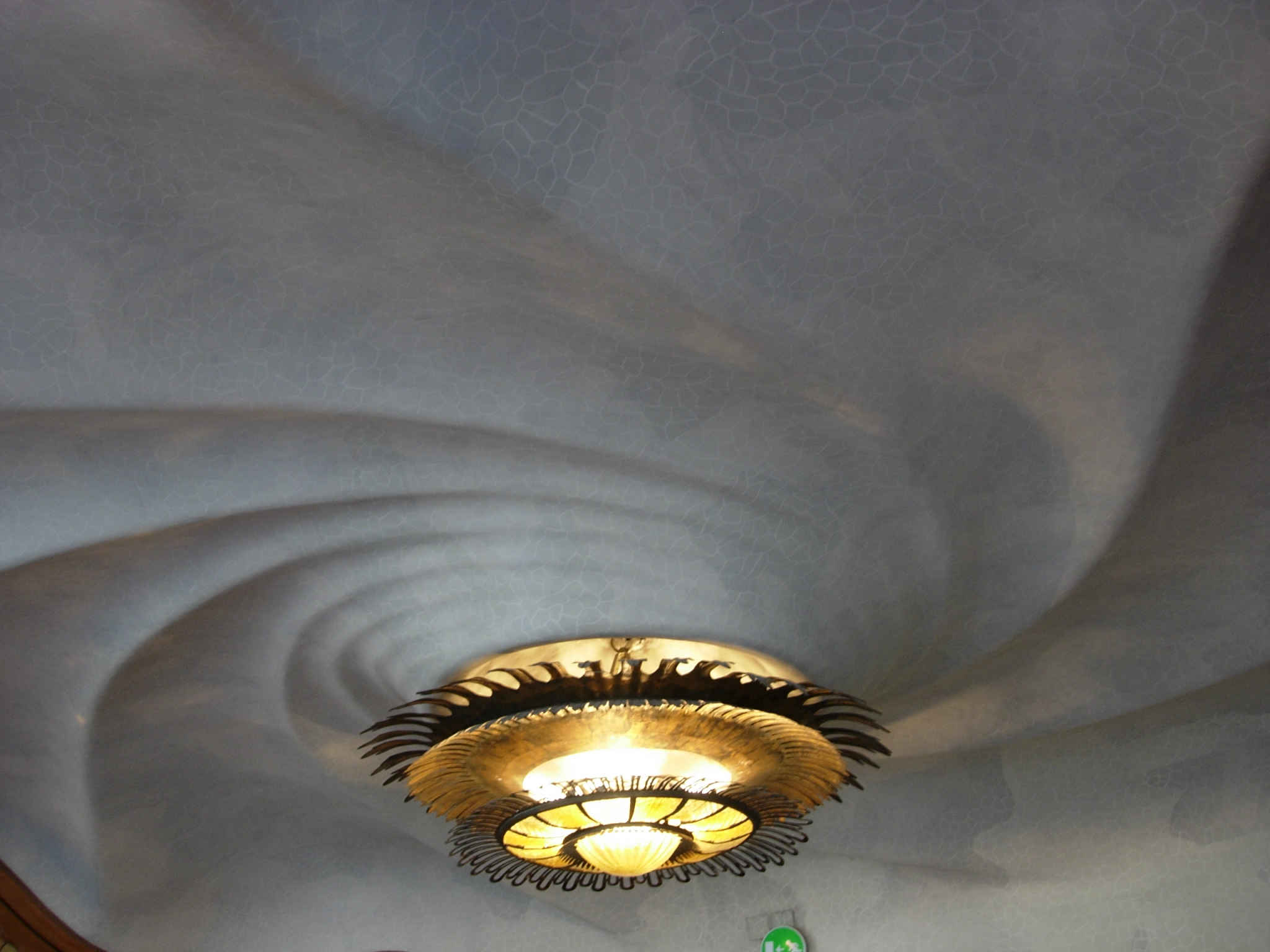 Le plafonnier est un système d'éclairage collé complètement ou en partie au plafond. © Mcginnly, CC BY-SA 2.0, Wikimedia Commons