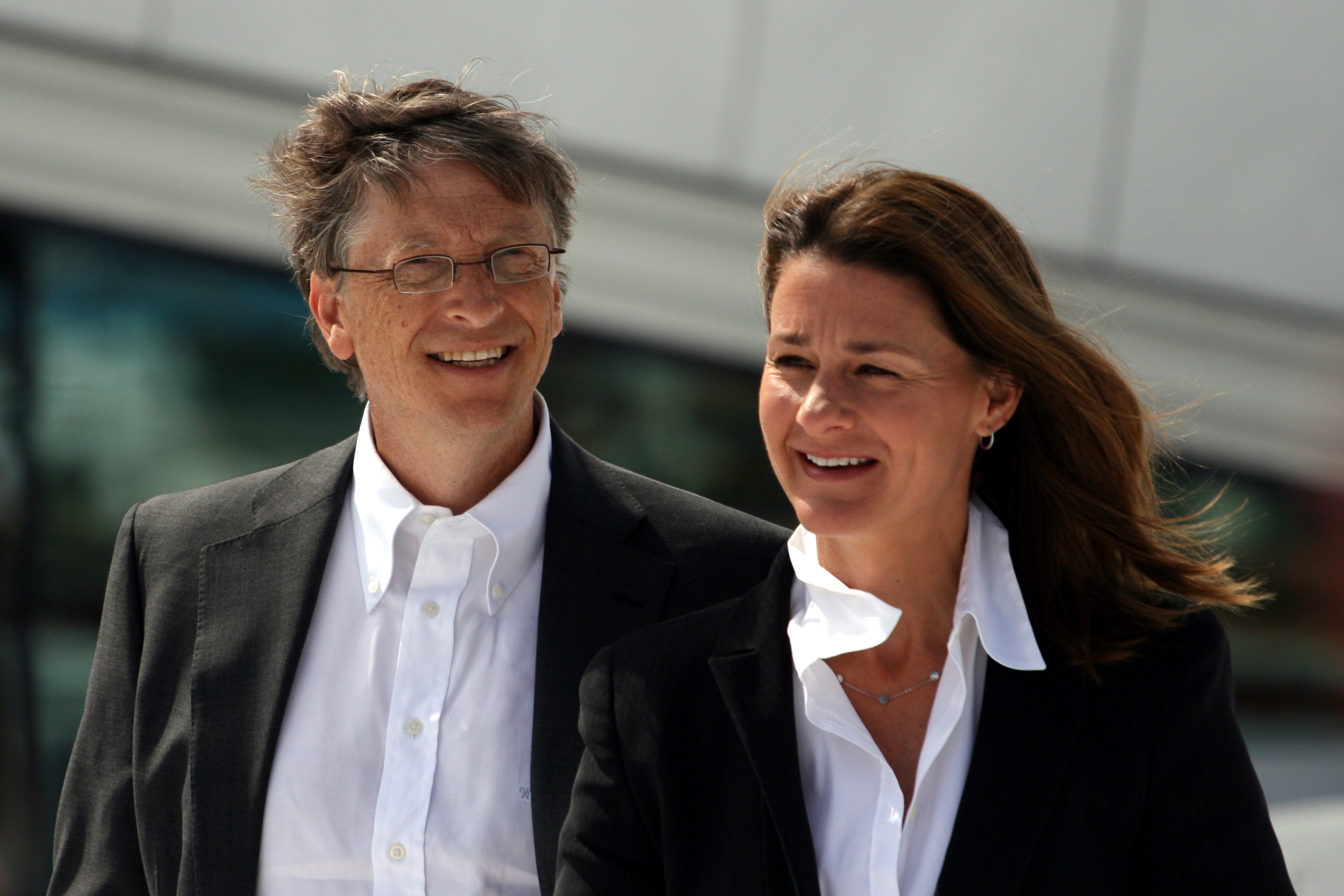 Warren Buffett, Bill Gates et sa femme Melinda sont les premiers et les plus gros donateurs de Giving Pledge. © Kjetil Ree, CC-by-sa