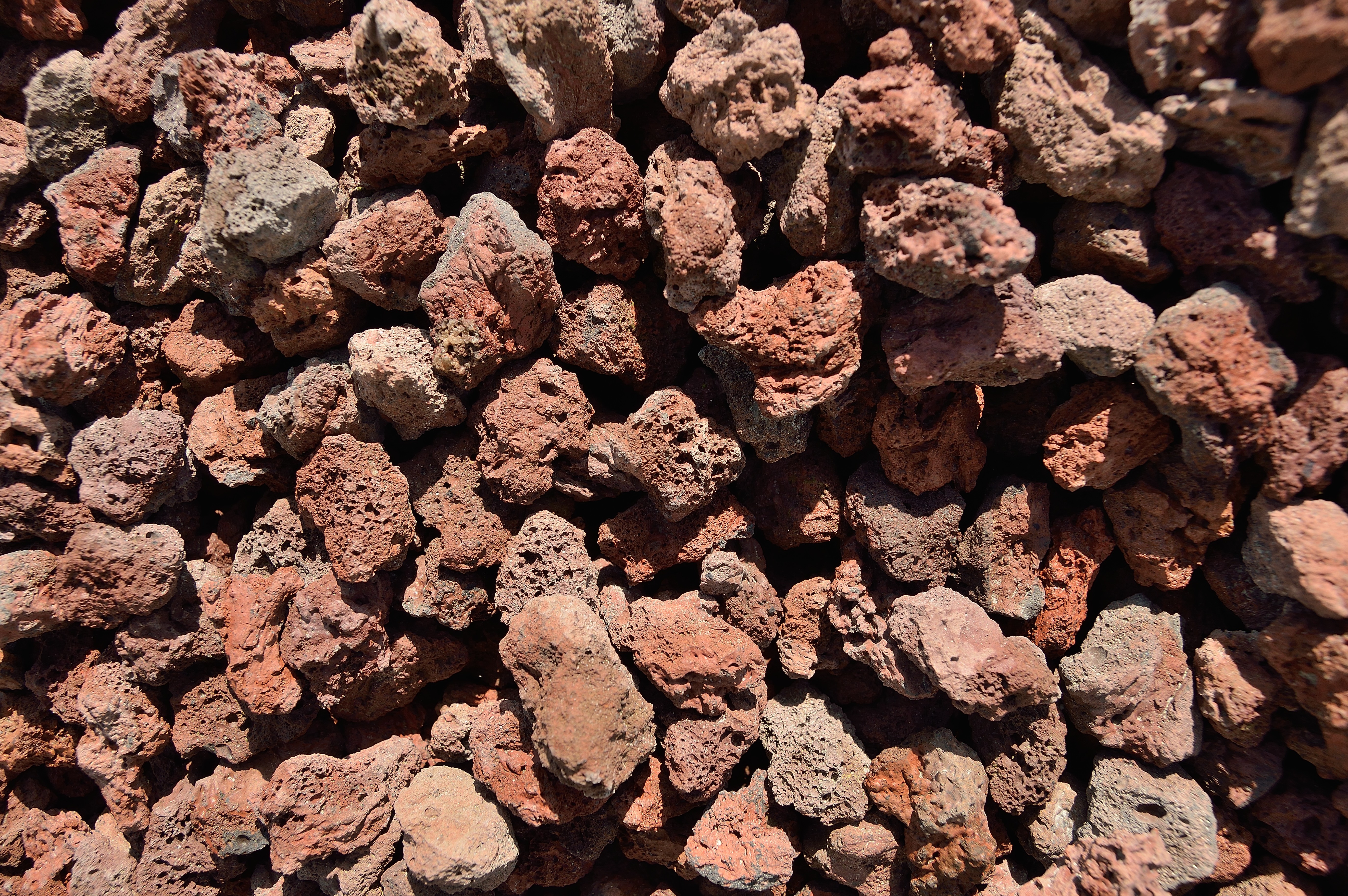 La pouzzolane est une pierre volcanique pouvant servir de paillage minéral dans le jardin. © BGO