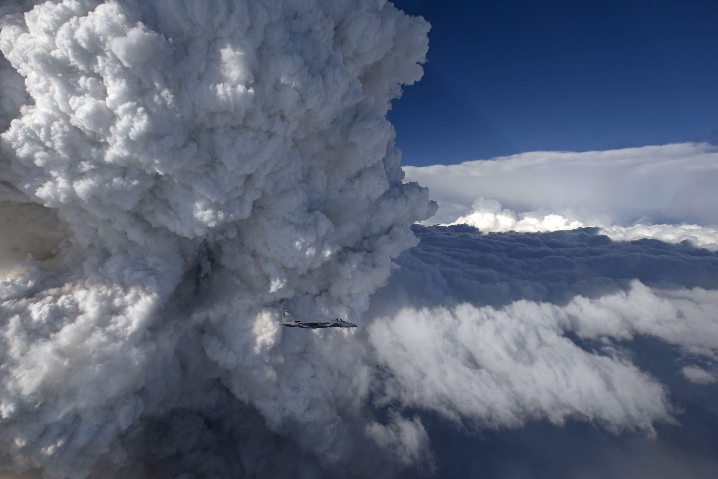 Un pyrocumulus est un nuage qui se forme au-dessus d'une source de chaleur intense, comme des feux de forêt ou des éruptions volcaniques. © James Haseltine, Oregon Air National Guard