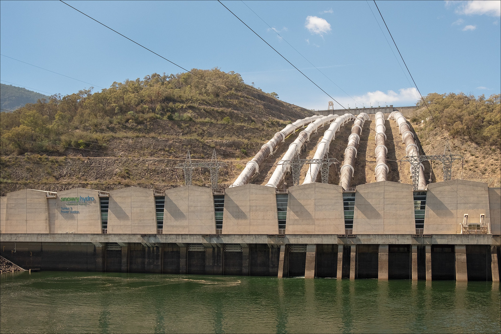 Une station de transfert d’énergie par pompage (Step) exploite la différence d'altitude entre deux réservoirs d’eau pour stocker l’électricité. © Peter Williams, Flickr
