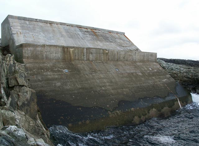 Ce bloc de béton sur le littoral est une centrale houlomotrice de 500 kW connectée au réseau électrique britannique. © Claire Pegrum, Geograph, cc by sa 2.0