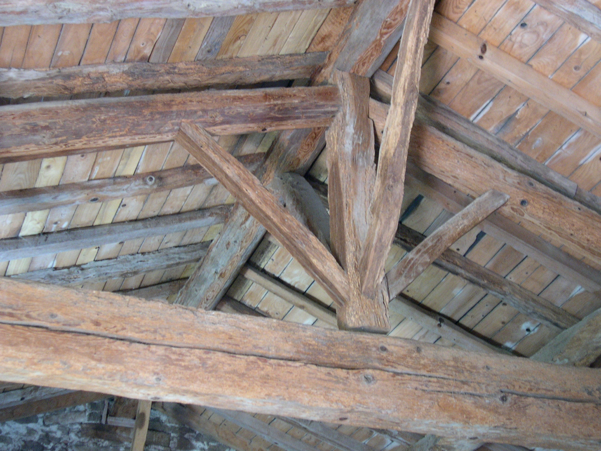La charpente en bois traditionnelle offre l'avantage de pouvoir ultérieurement aménager les combles. © Alno, CC BY-SA 3.0, Wikimedia Commons
