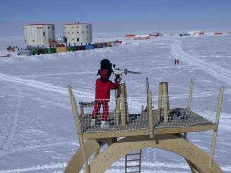 Une vue de la station Concordia, au cœur de l'inlandsis antarctique avec, au premier plan, un télescope. Sur ces grandes étendues glacées, en effet, les nébulosités et les précipitations sont exceptionnellement faibles, plus rares que dans un désert. Pourtant, au fil des siècles et des millénaires, la neige s'accumule et se transforme en glace sous son propre poids. © Station Concordia