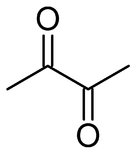 La molécule de diacétyle, ou 2,3-butanedione, soit, en formule semi-développée : CH3-CO-CO-CH3. Les extrémités des segments sont des atomes de carbone (C). On remarque deux doubles liaisons CO. © Licence Commons