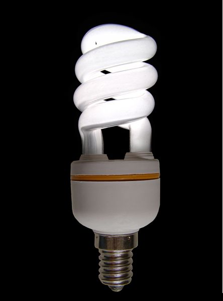 L’électricité consommée pour produire la lumière de cette ampoule est la fraction d’énergie primaire réellement utilisée : l’énergie finale. © Mattia Luigi Nappi, Wikimedia CC by-sa 3.0