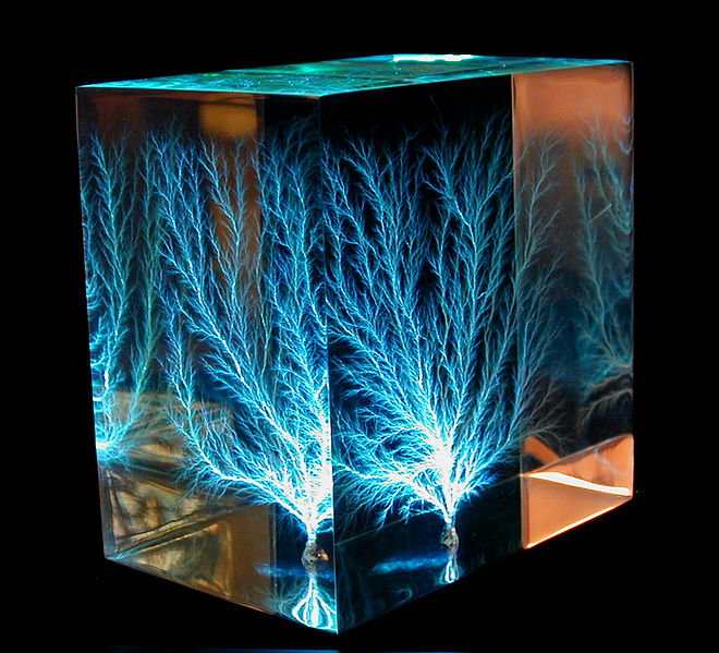 Image d'une figure de Lichtenberg dans un bloc de résine acrylique de 7,6 x 7,6 x 5 cm, créée par projection de plusieurs faisceaux d'électrons. La différence de potentiel engendrée est estimée à 2,2 millions de volts. © Bert Hickman, CC by-nc-sa 2.0