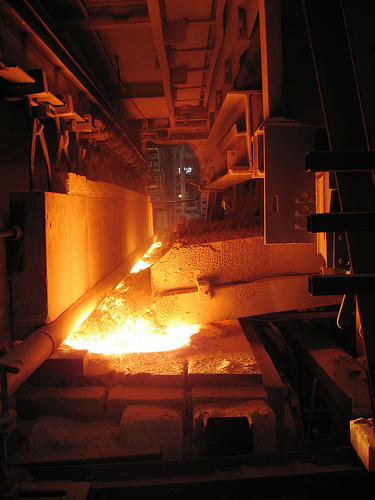 Chargement d’un  four de verrerie à 1.600 °C avec un mélange de silice et de calcin. © Pierre-Alain Dorange CC by-nc