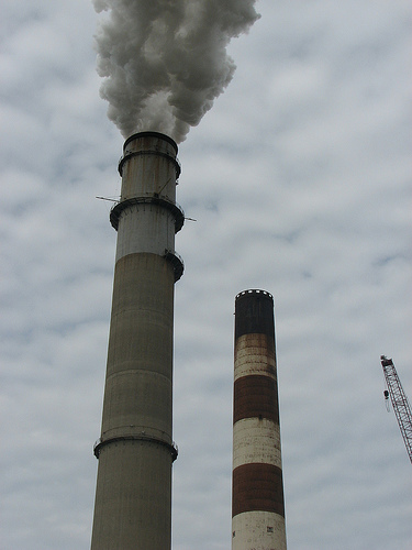 Les fumées industrielles sont à la fois des pollutions chimiques et des pollutions atmosphériques, selon la façon dont on choisit de classer ce type de pollution. © nevadog CC by-nc-nd 2.0