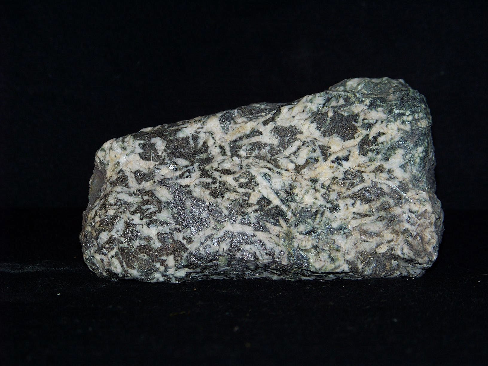 Ce gabbro a été trouvé dans la région de Gdynia-Orłowo, en Pologne. Cette roche plutonique s'est formée à la suite d'une cristallisation de magma en profondeur. © Piotr Sosnowski, Wikimedia Commons, GNU 1.2