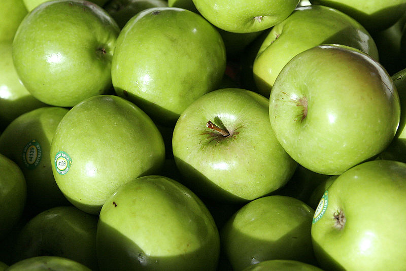 La pomme Granny Smith est un cultivar très populaire. Il s'agit de la troisième variété la plus cultivée en France. Sa chair est ferme, croquante et juteuse. Elle tient bien la cuisson. De plus, son goût légèrement acidulé est délicieux. © Far0007, Wikimedia Commons, GFDL 1.2