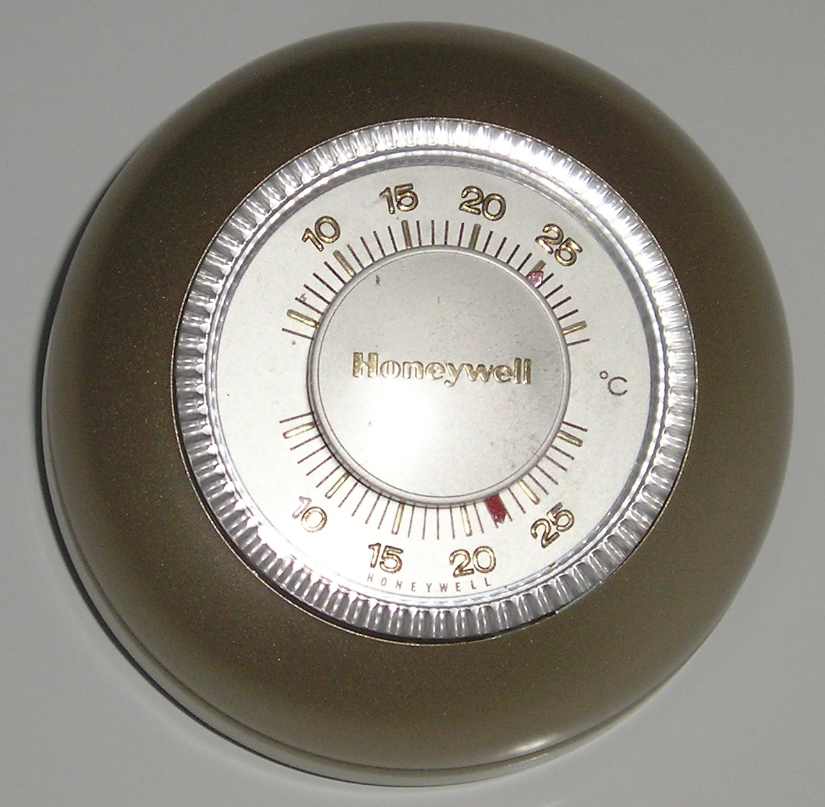 Le thermostat est un système qui permet de réguler la température. © Vincent de Groot, CC BY-SA 3.0, Wikimedia Commons
