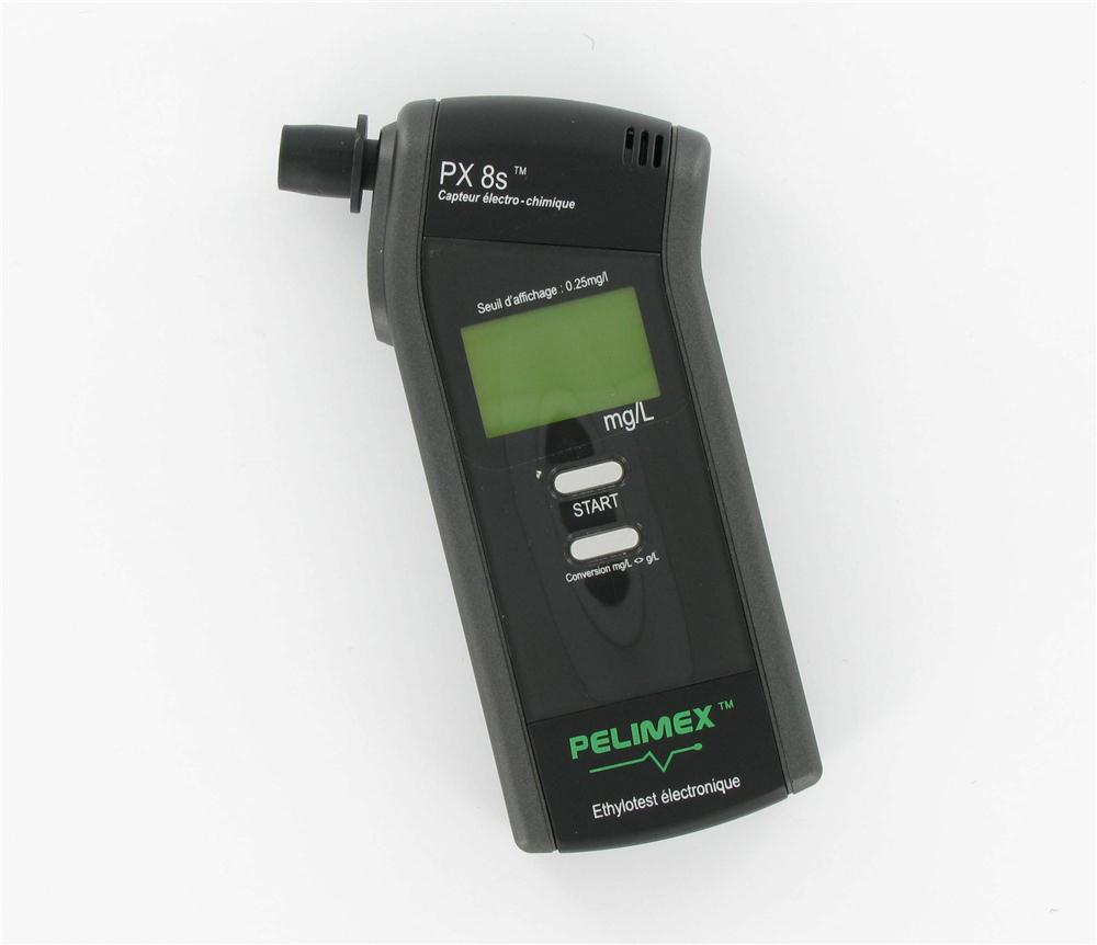 Éthylomètre électronique (de marque Pelimex), indiquant la quantité d'alcool éthylique dans le gaz analysé. © Pelimex