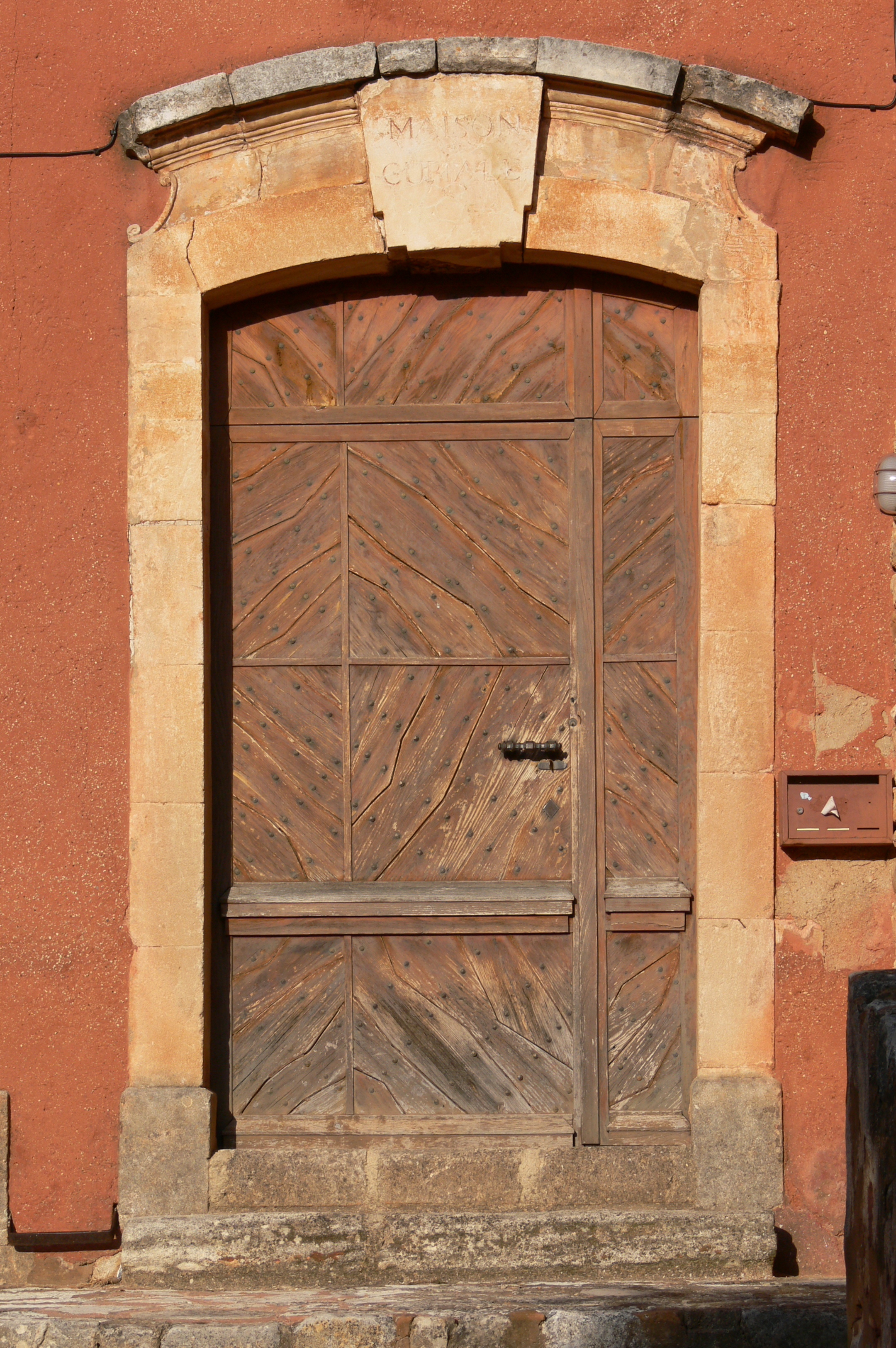 Une porte bâtarde est une porte de taille&nbsp;intermédiaire. Ici une porte bâtarde à double vantaux inégaux. © Goletto, CC BY SA 2.5, Wikipedia Commons