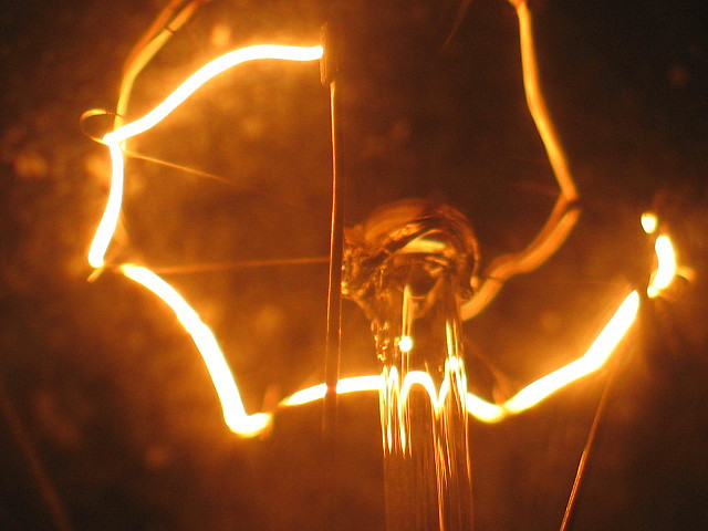 Le filament de cette ampoule, incandescent, émet une lumière jaune. © Feghoul Fawzi CC by-nc-nd 2.0