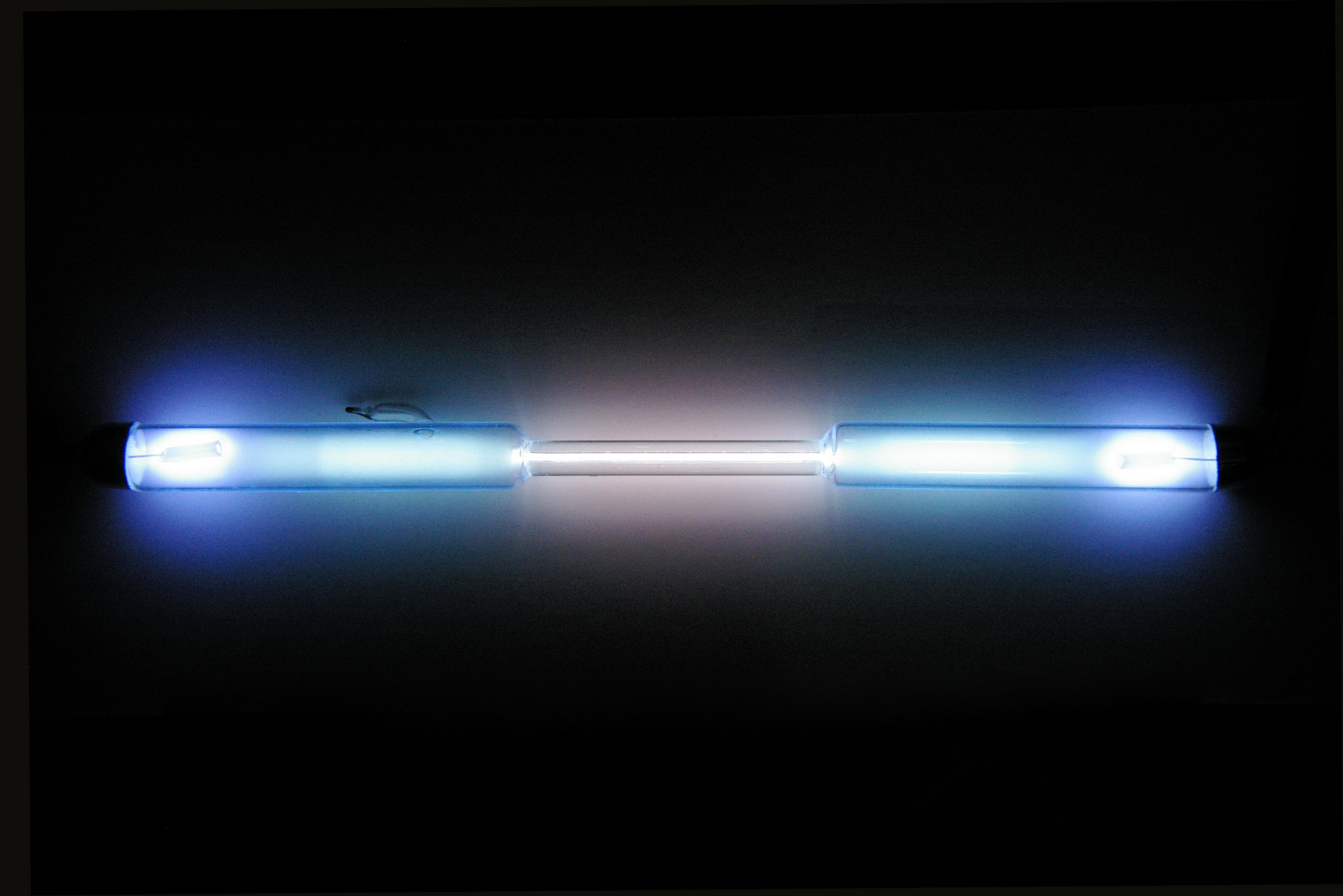 Le krypton est un gaz totalement incolore à température ambiante. Il est utilisé dans certaines lampes. © Alchemist-hp, Wikimedia Commons, CC by-nc-nd 3.0