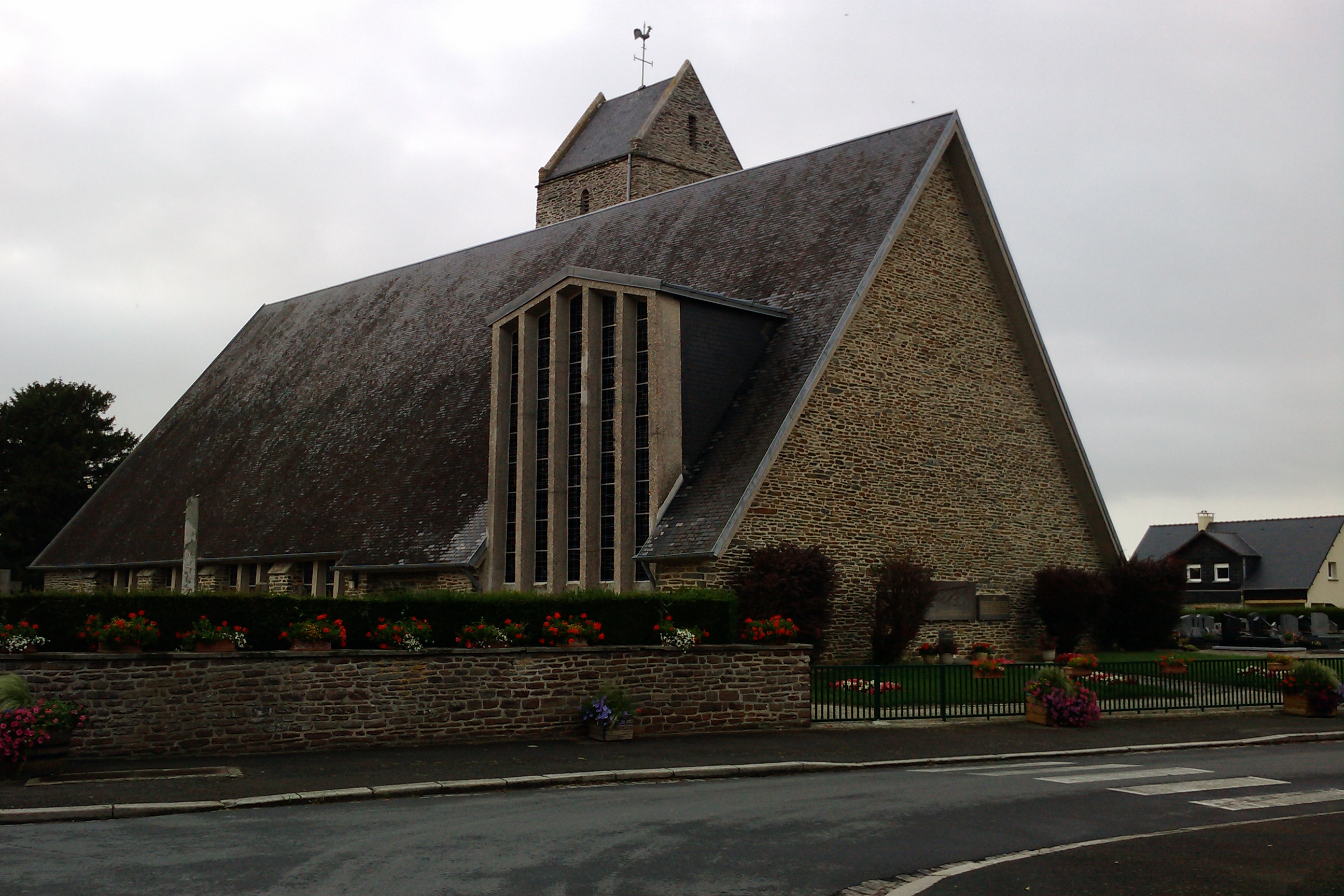 Une bâtière est un toit composé de deux pentes inclinées, comme ici sur cette église Saint-Pierre. © Xfigpower, CC BY-SA 3.0, Wikimedia Commons