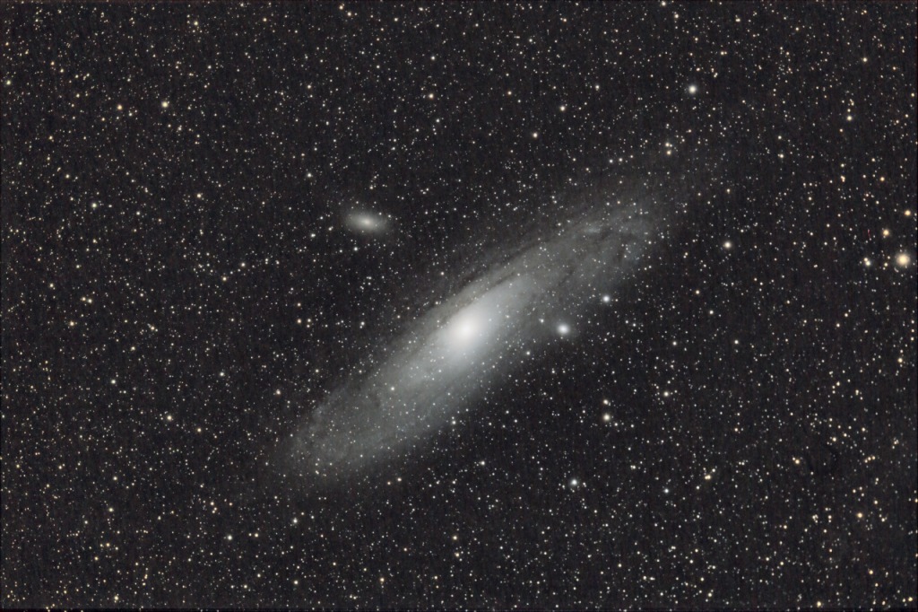 Deux autres galaxies plus petites « accompagnent » M31: il s'agit de M32 et M110. Ce trio a été saisi par "Chamois" (son pseudo sur le forum astro de Futura-Sciences) avec un APN réflex CANON équipé d'un téléobjectif de 300mm de focale et une pose totale d'une heure trente.