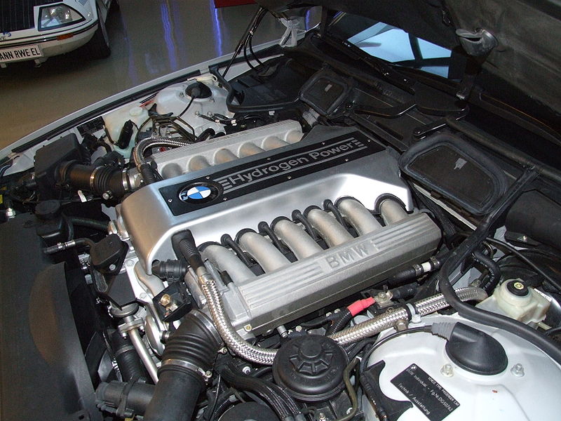 Moteur d’une voiture hybride hydrogène/essence. © Claus Ableiter, Wikimedia CC by-sa 3.0