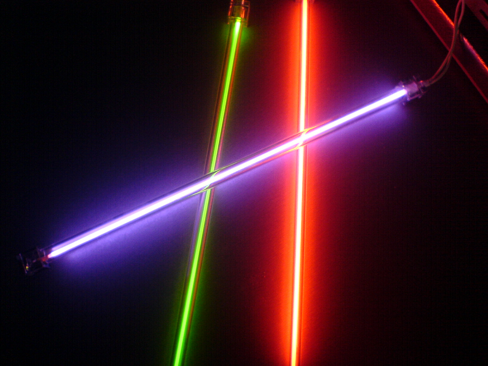 Un tube fluorescent est une lampe électrique qui produit une lumière fluorescente. © N.C, Domaine public, Wikimedia Commons