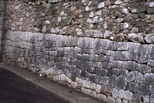 Le soubassement d'un&nbsp;mur de soutènement&nbsp;dans la montée du château à Nice. © Christian Lassure, CC BY-SA 3.0, Wikimedia Commons