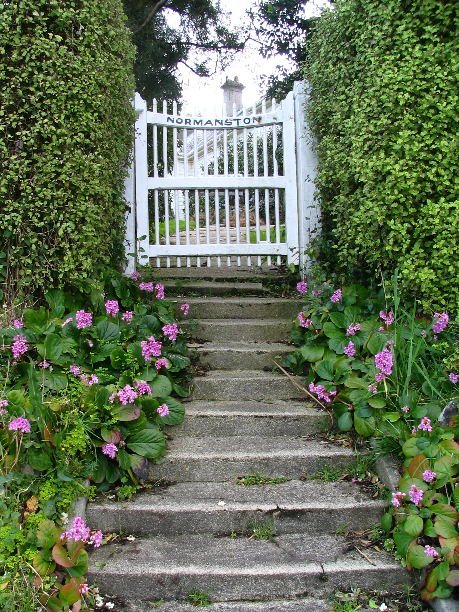 Un portillon est une petite porte d'extérieur. Ici un portillon donnant accès à un jardin. © Benchill, CC BY SA 3.0, Wikipedia Commons