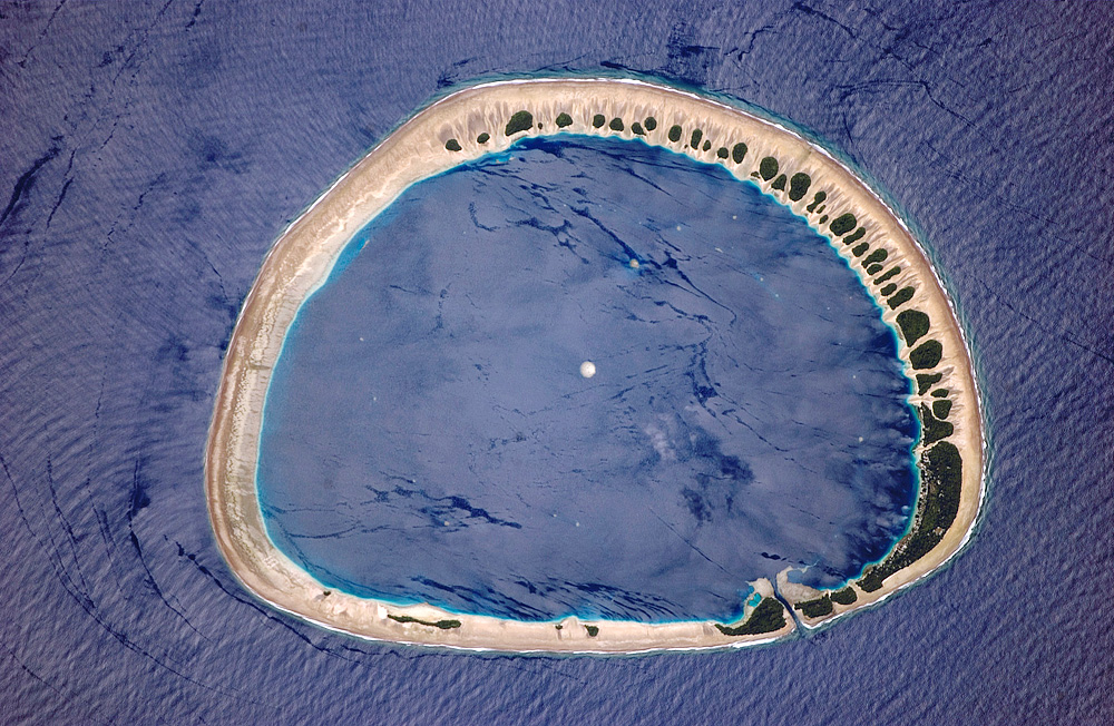 Nukuoro est un atoll micronésien. Grossièrement circulaire, il possède un récif barrière quasiment ininterrompu. Il se compose de 46 îles et recouvre en tout une surface de 1,76 km2. © Nasa