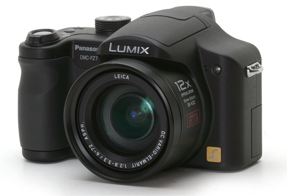 Un bridge numérique typique : le Panasonic Lumix DMC Z7. Un viseur électronique (donc un petit écran LCD) complète l'écran arrière et l'objectif (un zoom 12x) n'est pas interchangeable. © Panasonic