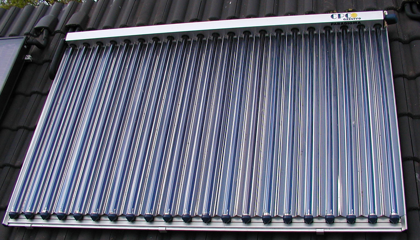 Un panneau solaire thermique à tubes à vide avec réflecteurs. © Ra Boe/Licence Creative Commons (by-nc-sa 2.0)