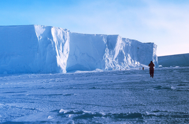 Sur la plateforme Ross, dans la baie des Baleines. C'est là d'où Roald Amundsen est parti pour son expédition vers le pôle Sud, en octobre 1911. © Michael Van Woert/NOAA / Flickr CC by-nc-sa 2.0