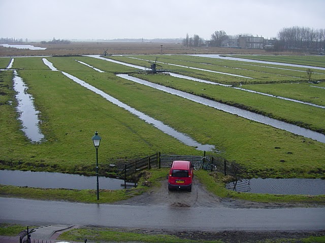 Un polder agricole, comme il en existe tant aux Pays-Bas. On y distingue les canaux et les moulins qui drainent en continu l’eau de ces zones humides. © Edward MacGregor CC by-nc-nd 3.0