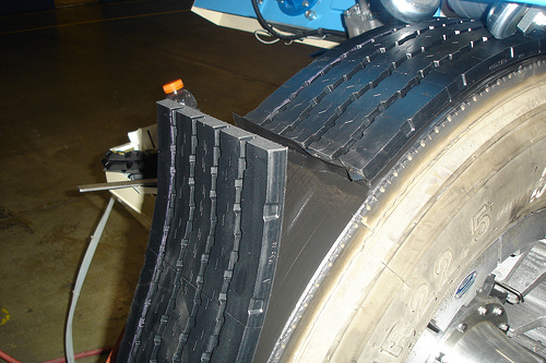 Pose d’une nouvelle bande de roulement sur un pneu usagé. © TruckPR CC by-nc-nd 2.0