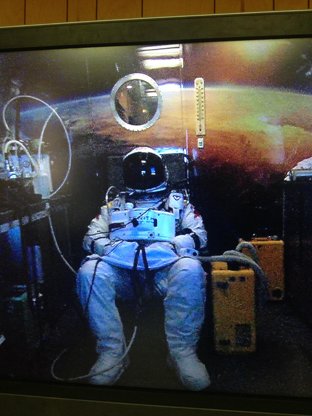 Le parachutiste autrichien, Felix Baumgartner, le 9 octobre 2012, en pleine séance de dénitrogénation avant sa première tentative du saut le plus haut du monde (qu'il réussira, avec passage du mur du son, quelques jours plus tard, le 14 octobre). En sortant de la capsule pressurisée à plus de 39 km d'altitude, il sera exposé à des conditions proches de celles d'un astronaute effectuant une sortie extravéhiculaire dans l'espace. © Red Bull Stratos