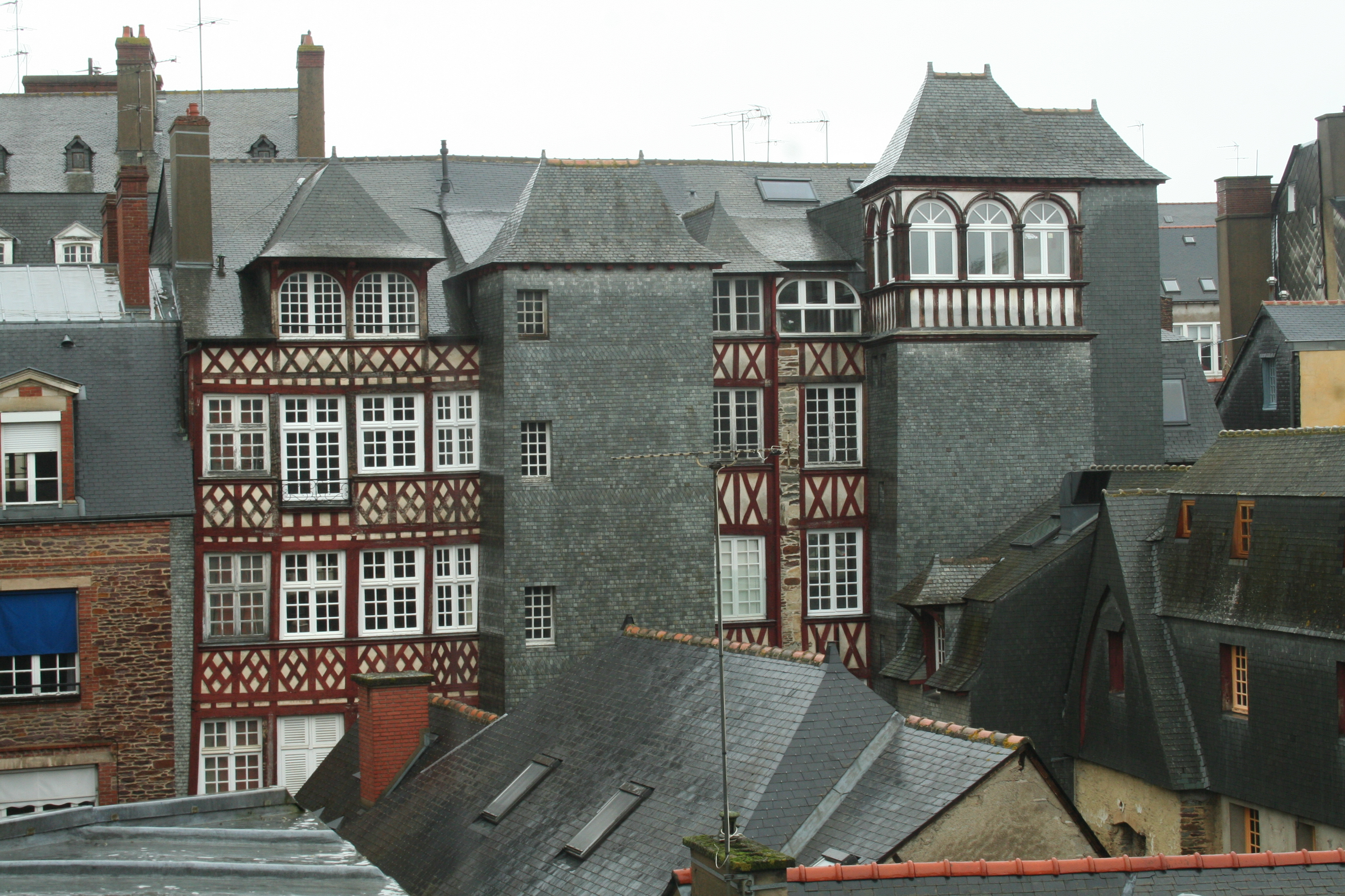 L'ardoise, par sa résistance, est beaucoup utilisée comme matériau de couverture. Ici, on peut voir des bardages et des toits constitués d'ardoise à Rennes. © Coyau, CC BY-SA 3.0, Wikimedia Commons