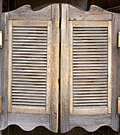 La porte battante est un élément crucial de décor de western, et plus particulièrement la version demi-parois dite de saloon. © Zedutchgandalf, CC BY 3.0, Wikimedia Commons