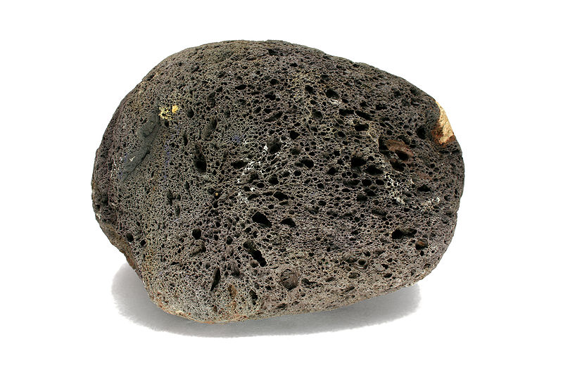 Les scories sont des roches volcaniques. Elles sont poreuses, mais leur densité reste supérieure à 1 : elles ne flottent donc pas dans l'eau. © Jonathan Zander, Wikimedia Commons, cc by sa 2.5