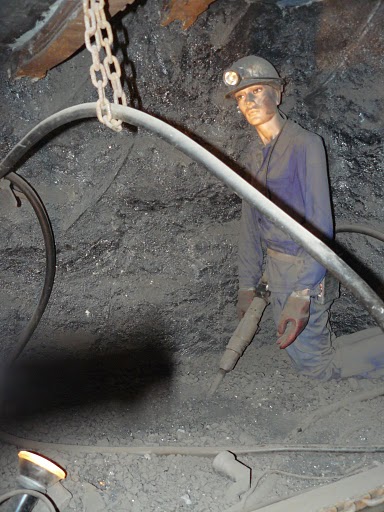 Dans les mines, les carrières ou les verreries, les travailleurs sont exposés à de fines poussières de silices. Sans protections adaptées, ces poussières peuvent entraîner une maladie pulmonaire : la silicose. © cbing73 CC by-nc-nd 3.0