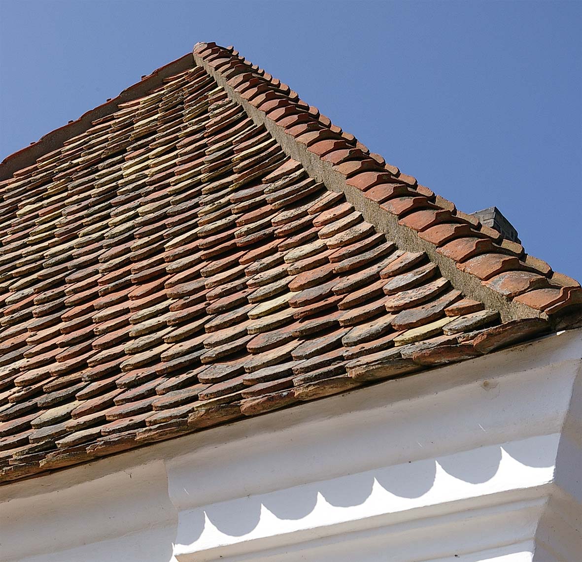 La tuile plate est un type de tuile conçu pour les toits à 45°. © Sven Rosborn, CC BY-SA 3.0, Wikimedia Commons