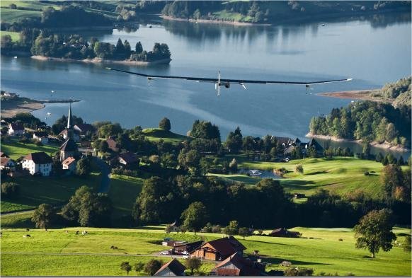 Le HB-SIA survolant la campagne helvétique avant son atterrissage sur l'aéroport de Genève-Cointrin, en septembre 2010, lors d'une navigation à travers la Suisse. © Solar Impulse