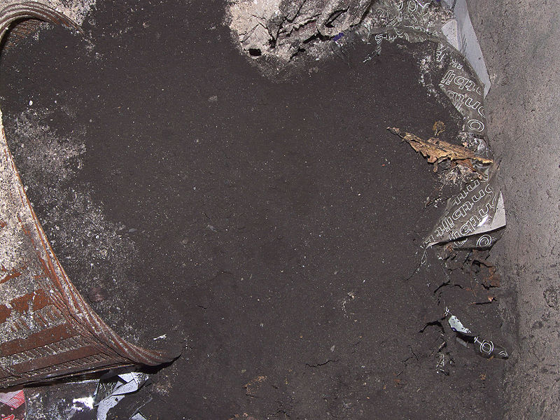 Suie décrochée du conduit d’une cheminée après un ramonage. © Rasbak, Wikimedia CC by-sa 3.0