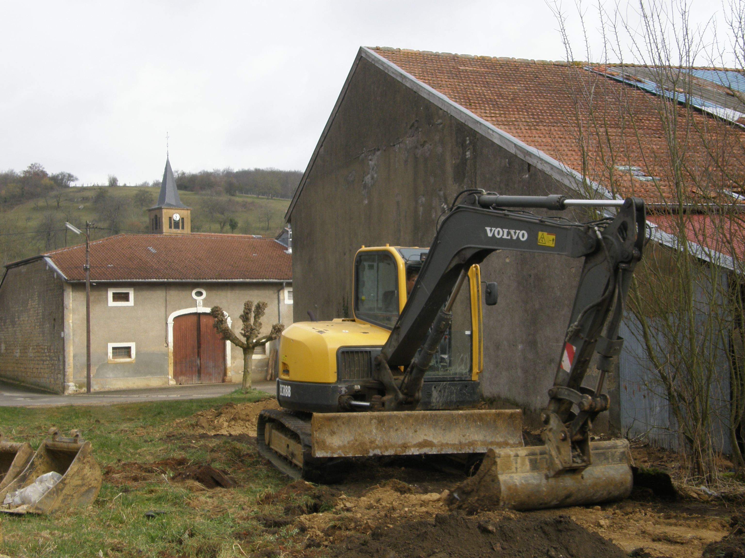 Le terrassement prépare un sol solide en y déplaçant de la terre.  © N.C, CC BY-SA 3.0, Wikimedia Commons