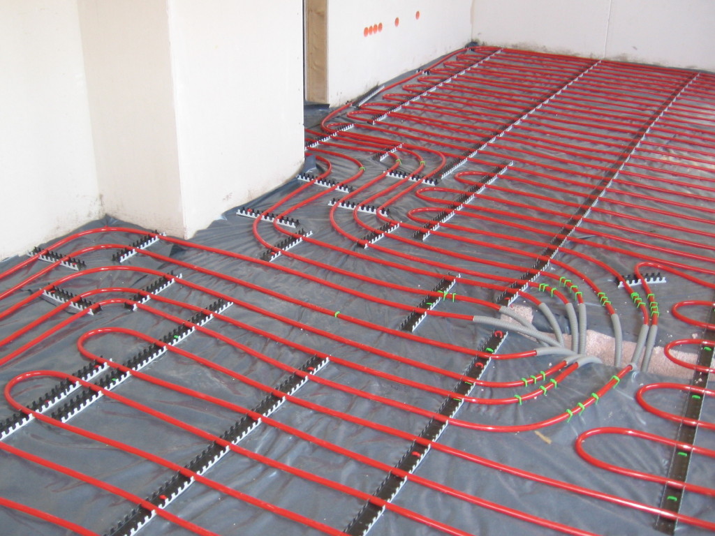 Le plancher chauffant permet de chauffer par le sol grâce à un système de tuyaux. © H. Raab, CC BY-SA 2.0, Wikimedia Commons