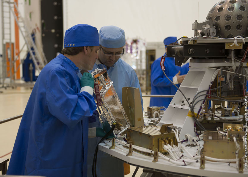 Installation des satellites pour le tir VV01 du lanceur Vega (13 février 2012). L'opérateur est en train de placer un nanosatellite CubeSat dans un canister, conteneur métallique. © Esa, CSG, Arianespace, Optique Vidéo du CSG, J. M. Guillon